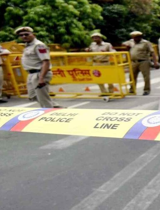 दिल्ली के पॉश इलाके में हुई डकैती के बाद पुलिस जांच और छापेमारी करती हुई, संदिग्धों की तलाश जारी