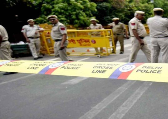 दिल्ली के पॉश इलाके में हुई डकैती के बाद पुलिस जांच और छापेमारी करती हुई, संदिग्धों की तलाश जारी