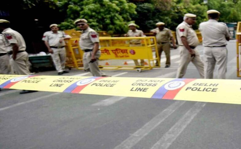 दिल्ली के पॉश इलाके में हुई डकैती के बाद पुलिस जांच और छापेमारी करती हुई, संदिग्धों की तलाश जारी