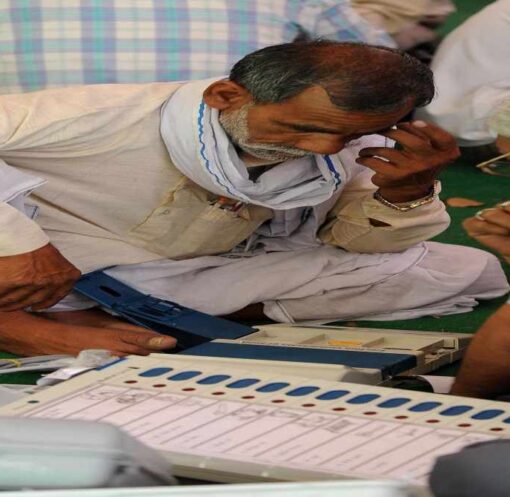 मतदान केंद्र पर ईवीएम मशीन की जांच करते अधिकारी, जहां बटन साफ और सुरक्षित दिख रहे हैं