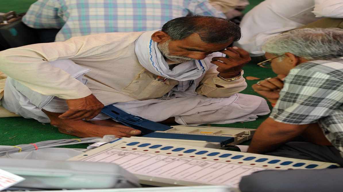 EVM बटन छेड़छाड़ चेतावनी | चुनाव आयोग ने दी सख्त हिदायत