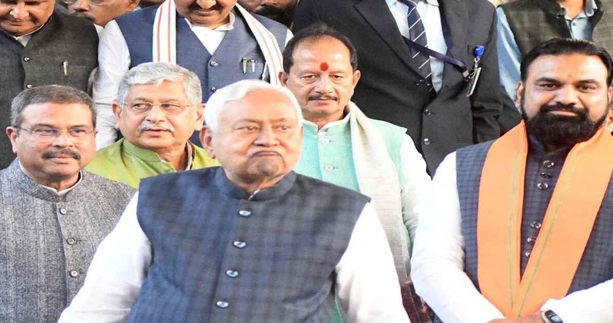 पटना में आयोजित शपथ ग्रहण समारोह में सम्राट चौधरी मुख्यमंत्री पद की शपथ लेते हुए दिखाई दे रहे हैं।