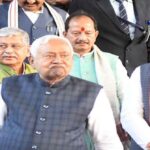 पटना में आयोजित शपथ ग्रहण समारोह में सम्राट चौधरी मुख्यमंत्री पद की शपथ लेते हुए दिखाई दे रहे हैं।