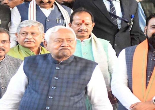 पटना में आयोजित शपथ ग्रहण समारोह में सम्राट चौधरी मुख्यमंत्री पद की शपथ लेते हुए दिखाई दे रहे हैं।