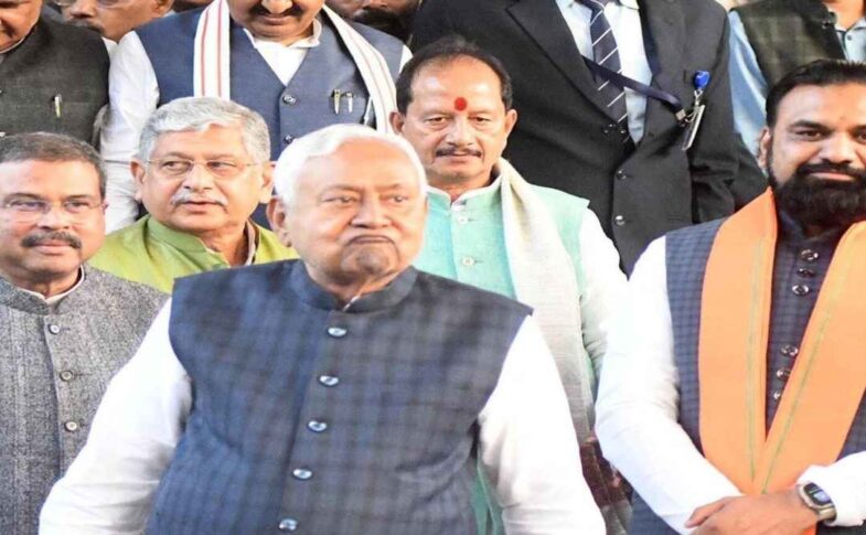 पटना में आयोजित शपथ ग्रहण समारोह में सम्राट चौधरी मुख्यमंत्री पद की शपथ लेते हुए दिखाई दे रहे हैं।