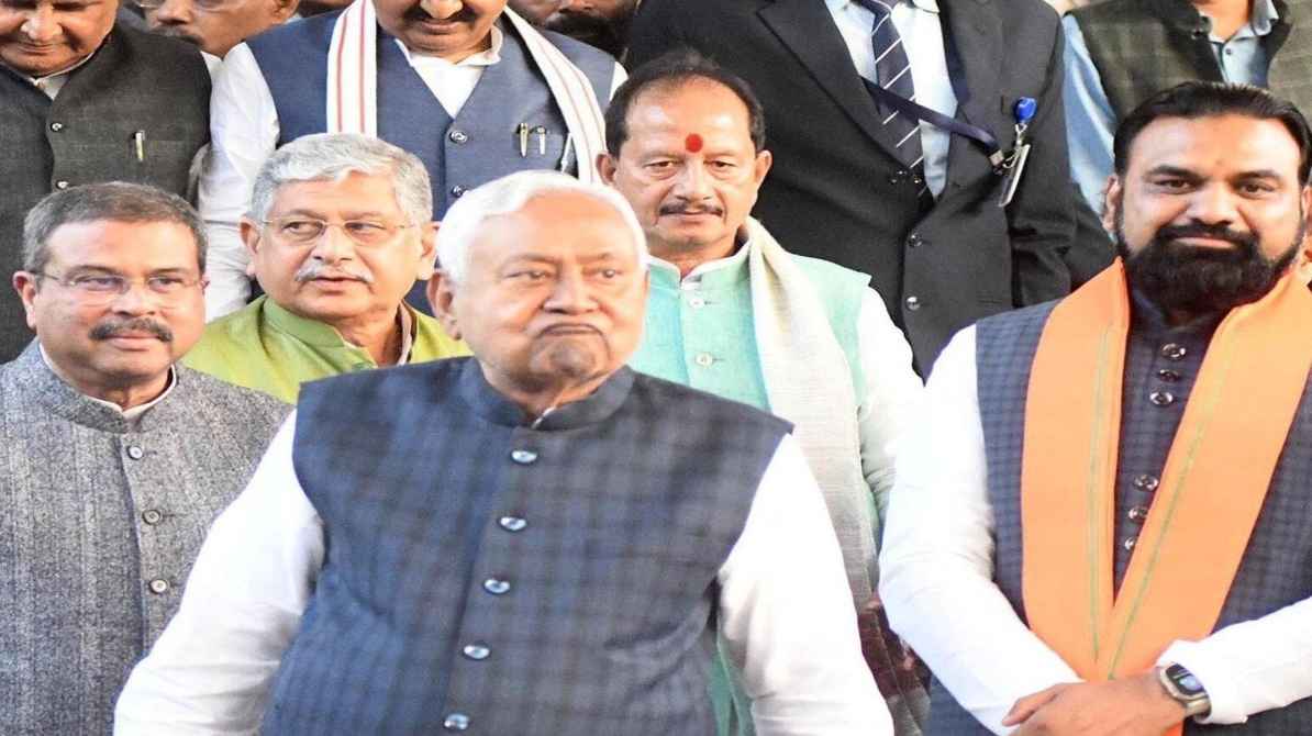 पटना में आयोजित शपथ ग्रहण समारोह में सम्राट चौधरी मुख्यमंत्री पद की शपथ लेते हुए दिखाई दे रहे हैं।