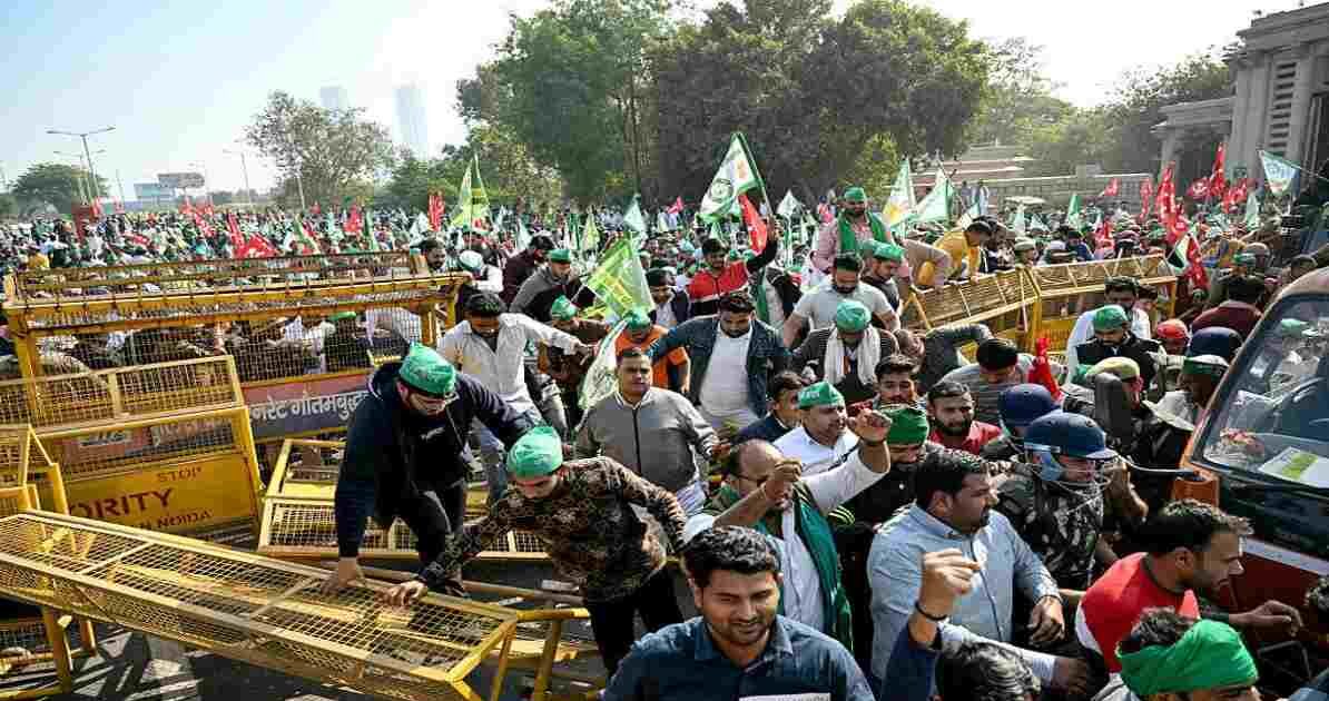 औद्योगिक क्षेत्र में काम करते श्रमिक, मजदूरी बढ़ोतरी के फैसले के बाद कामकाज का दृश्य, नोएडा क्षेत्र का प्रतिनिधित्व करता हुआ।