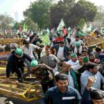 औद्योगिक क्षेत्र में काम करते श्रमिक, मजदूरी बढ़ोतरी के फैसले के बाद कामकाज का दृश्य, नोएडा क्षेत्र का प्रतिनिधित्व करता हुआ।