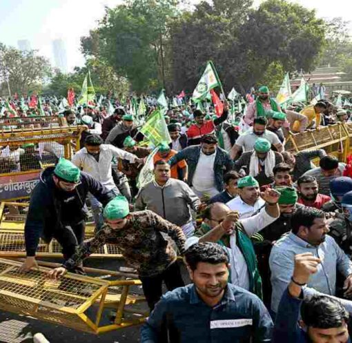 औद्योगिक क्षेत्र में काम करते श्रमिक, मजदूरी बढ़ोतरी के फैसले के बाद कामकाज का दृश्य, नोएडा क्षेत्र का प्रतिनिधित्व करता हुआ।