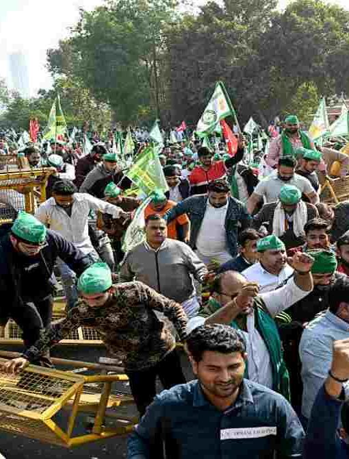 औद्योगिक क्षेत्र में काम करते श्रमिक, मजदूरी बढ़ोतरी के फैसले के बाद कामकाज का दृश्य, नोएडा क्षेत्र का प्रतिनिधित्व करता हुआ।