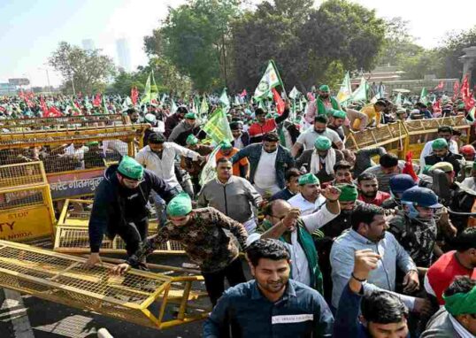 औद्योगिक क्षेत्र में काम करते श्रमिक, मजदूरी बढ़ोतरी के फैसले के बाद कामकाज का दृश्य, नोएडा क्षेत्र का प्रतिनिधित्व करता हुआ।