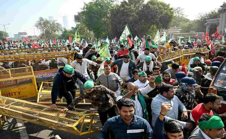 औद्योगिक क्षेत्र में काम करते श्रमिक, मजदूरी बढ़ोतरी के फैसले के बाद कामकाज का दृश्य, नोएडा क्षेत्र का प्रतिनिधित्व करता हुआ।