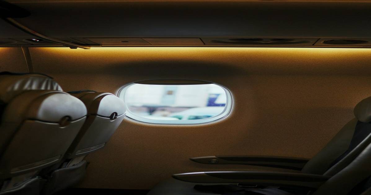 एयरप्लेन के अंदर सीटों का दृश्य, जहां यात्री सीट चयन कर रहे हैं और कुछ सीटें खाली दिखाई दे रही हैं।