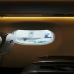 एयरप्लेन के अंदर सीटों का दृश्य, जहां यात्री सीट चयन कर रहे हैं और कुछ सीटें खाली दिखाई दे रही हैं।