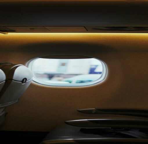 एयरप्लेन के अंदर सीटों का दृश्य, जहां यात्री सीट चयन कर रहे हैं और कुछ सीटें खाली दिखाई दे रही हैं।