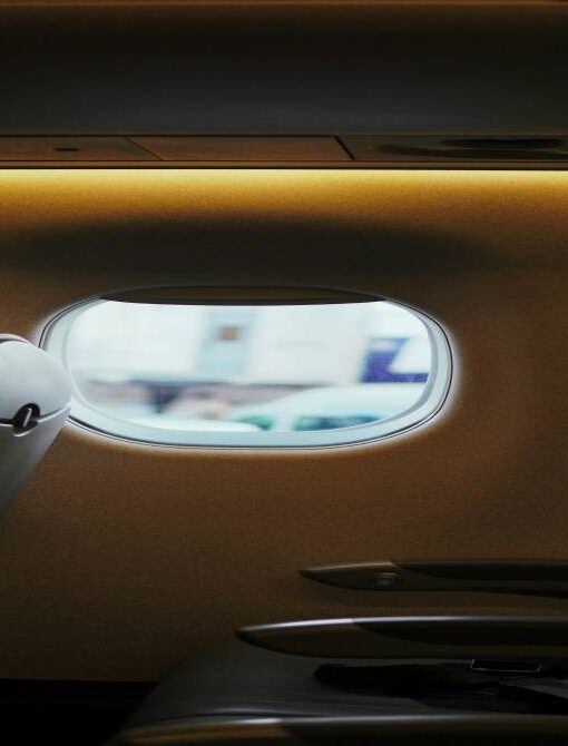 एयरप्लेन के अंदर सीटों का दृश्य, जहां यात्री सीट चयन कर रहे हैं और कुछ सीटें खाली दिखाई दे रही हैं।