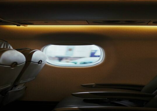 एयरप्लेन के अंदर सीटों का दृश्य, जहां यात्री सीट चयन कर रहे हैं और कुछ सीटें खाली दिखाई दे रही हैं।