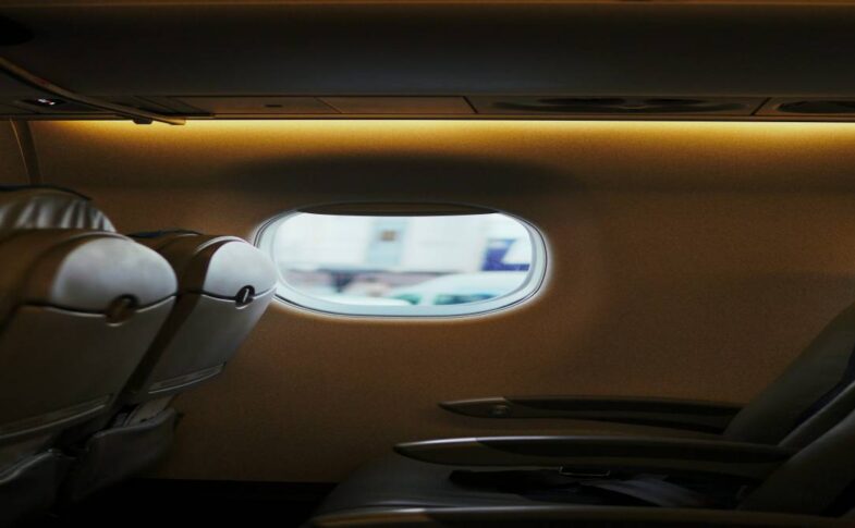 एयरप्लेन के अंदर सीटों का दृश्य, जहां यात्री सीट चयन कर रहे हैं और कुछ सीटें खाली दिखाई दे रही हैं।