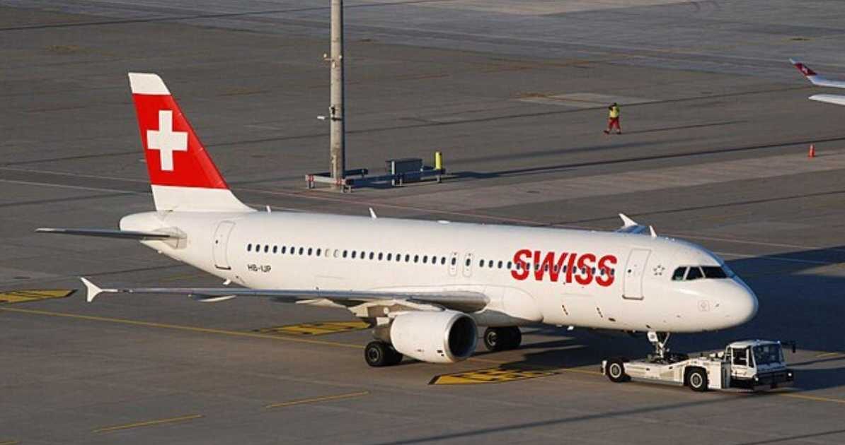 दिल्ली एयरपोर्ट हादसा में स्विस एयर विमान के इंजन में आग लगने के बाद यात्रियों को इमरजेंसी स्लाइड से बाहर निकाला गया