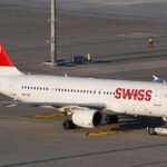 दिल्ली एयरपोर्ट हादसा में स्विस एयर विमान के इंजन में आग लगने के बाद यात्रियों को इमरजेंसी स्लाइड से बाहर निकाला गया