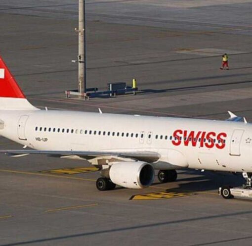 दिल्ली एयरपोर्ट हादसा में स्विस एयर विमान के इंजन में आग लगने के बाद यात्रियों को इमरजेंसी स्लाइड से बाहर निकाला गया