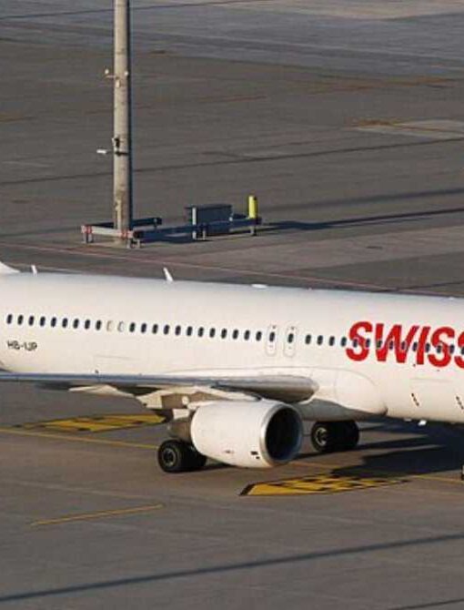 दिल्ली एयरपोर्ट हादसा में स्विस एयर विमान के इंजन में आग लगने के बाद यात्रियों को इमरजेंसी स्लाइड से बाहर निकाला गया