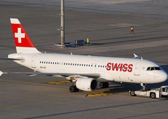 दिल्ली एयरपोर्ट हादसा में स्विस एयर विमान के इंजन में आग लगने के बाद यात्रियों को इमरजेंसी स्लाइड से बाहर निकाला गया