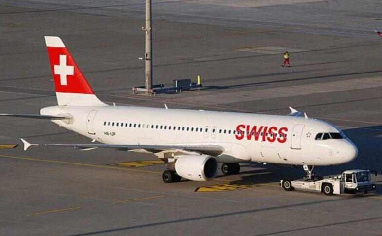 दिल्ली एयरपोर्ट हादसा में स्विस एयर विमान के इंजन में आग लगने के बाद यात्रियों को इमरजेंसी स्लाइड से बाहर निकाला गया