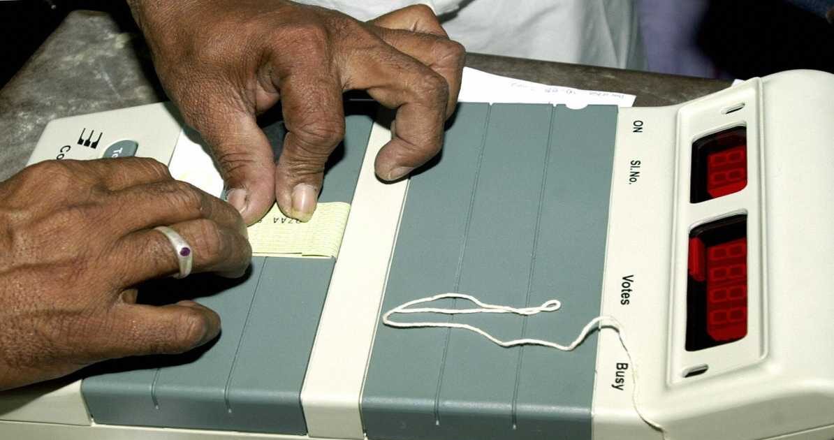 एक मतदान केंद्र के बाहर बड़ी संख्या में खड़े मतदाता, जो बंगाल रिकॉर्ड मतदान को दर्शाते हैं