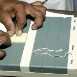 एक मतदान केंद्र के बाहर बड़ी संख्या में खड़े मतदाता, जो बंगाल रिकॉर्ड मतदान को दर्शाते हैं