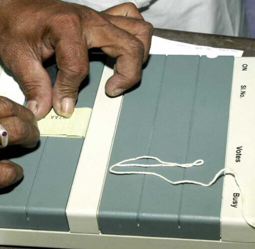 एक मतदान केंद्र के बाहर बड़ी संख्या में खड़े मतदाता, जो बंगाल रिकॉर्ड मतदान को दर्शाते हैं