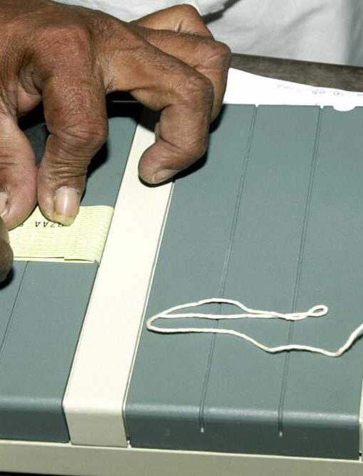 एक मतदान केंद्र के बाहर बड़ी संख्या में खड़े मतदाता, जो बंगाल रिकॉर्ड मतदान को दर्शाते हैं