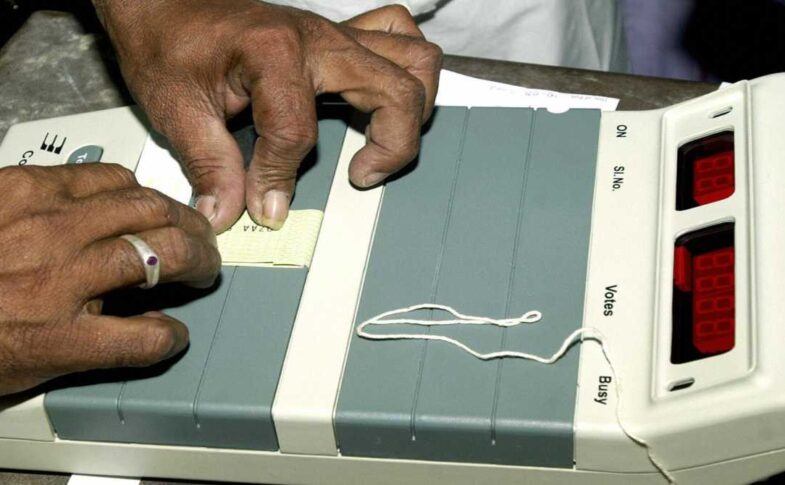 एक मतदान केंद्र के बाहर बड़ी संख्या में खड़े मतदाता, जो बंगाल रिकॉर्ड मतदान को दर्शाते हैं