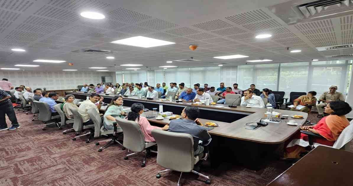 यह तस्वीर नोएडा के औद्योगिक क्षेत्र की है, जहां श्रमिकों के प्रदर्शन के बाद पुलिस तैनाती और स्थिति नियंत्रण के प्रयास दिख रहे हैं।