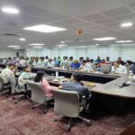 यह तस्वीर नोएडा के औद्योगिक क्षेत्र की है, जहां श्रमिकों के प्रदर्शन के बाद पुलिस तैनाती और स्थिति नियंत्रण के प्रयास दिख रहे हैं।