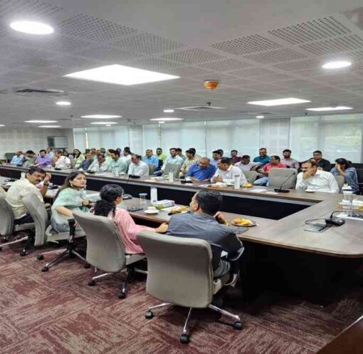 यह तस्वीर नोएडा के औद्योगिक क्षेत्र की है, जहां श्रमिकों के प्रदर्शन के बाद पुलिस तैनाती और स्थिति नियंत्रण के प्रयास दिख रहे हैं।