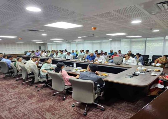 यह तस्वीर नोएडा के औद्योगिक क्षेत्र की है, जहां श्रमिकों के प्रदर्शन के बाद पुलिस तैनाती और स्थिति नियंत्रण के प्रयास दिख रहे हैं।