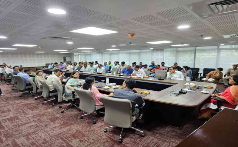 यह तस्वीर नोएडा के औद्योगिक क्षेत्र की है, जहां श्रमिकों के प्रदर्शन के बाद पुलिस तैनाती और स्थिति नियंत्रण के प्रयास दिख रहे हैं।