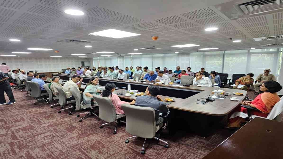 नोएडा हिंसा मामला | डीएम की बैठक में श्रमिकों की स्वास्थ्य जांच पर बड़ा फैसला