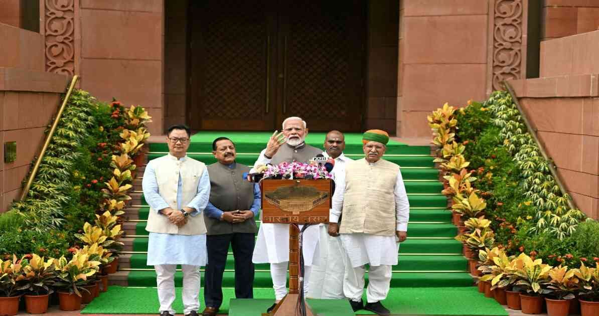 प्रधानमंत्री नरेंद्र मोदी भाषण देते हुए, संसद और राजनीतिक माहौल को दर्शाता दृश्य