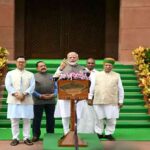 प्रधानमंत्री नरेंद्र मोदी भाषण देते हुए, संसद और राजनीतिक माहौल को दर्शाता दृश्य