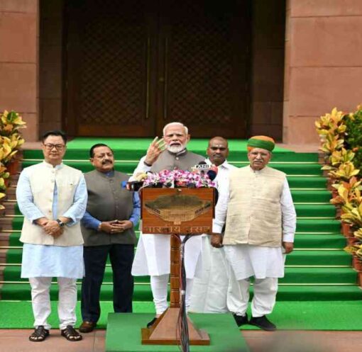 प्रधानमंत्री नरेंद्र मोदी भाषण देते हुए, संसद और राजनीतिक माहौल को दर्शाता दृश्य