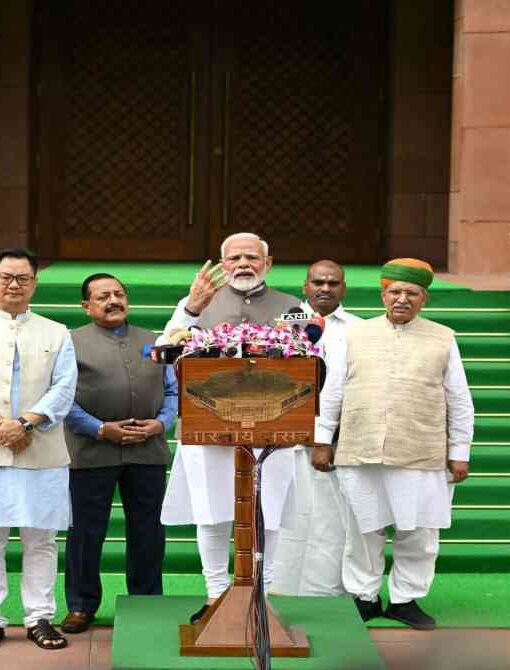 प्रधानमंत्री नरेंद्र मोदी भाषण देते हुए, संसद और राजनीतिक माहौल को दर्शाता दृश्य