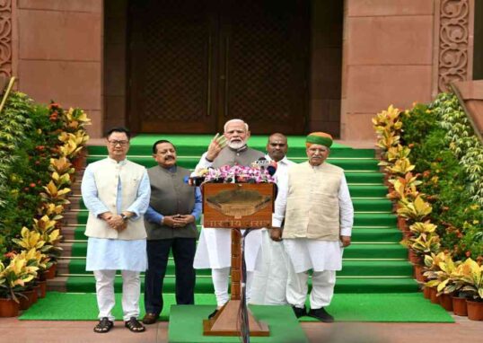 प्रधानमंत्री नरेंद्र मोदी भाषण देते हुए, संसद और राजनीतिक माहौल को दर्शाता दृश्य