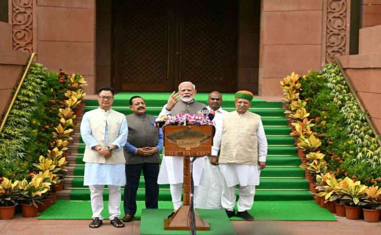 प्रधानमंत्री नरेंद्र मोदी भाषण देते हुए, संसद और राजनीतिक माहौल को दर्शाता दृश्य