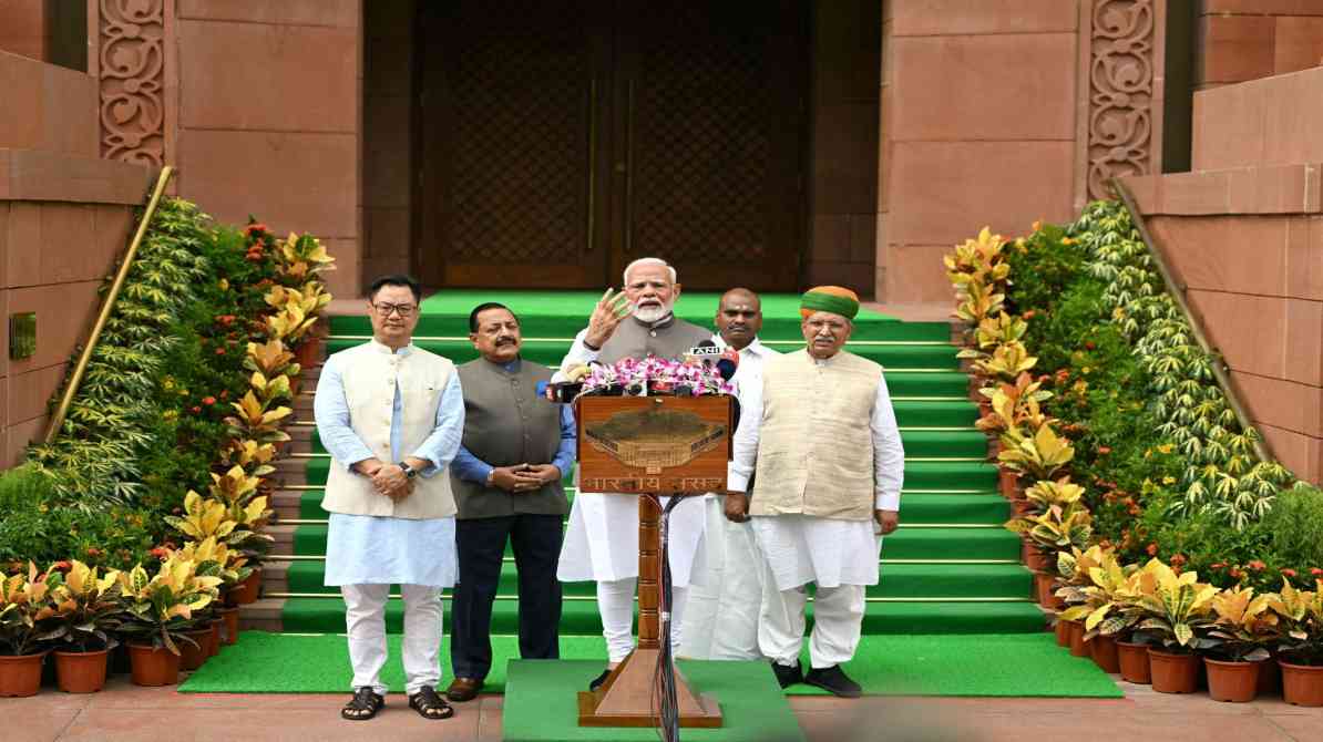 प्रधानमंत्री नरेंद्र मोदी भाषण देते हुए, संसद और राजनीतिक माहौल को दर्शाता दृश्य