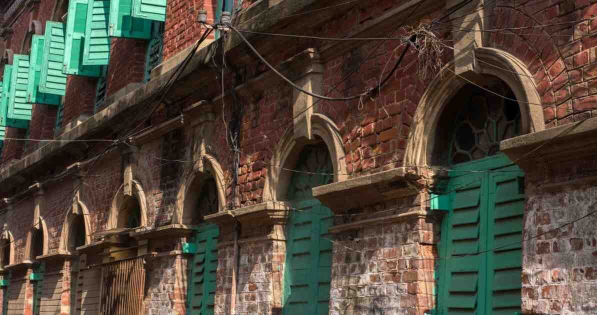 तस्वीर में सिविल लाइंस क्षेत्र का दृश्य दिखाया गया है, जहां पुराने ब्रिटिश दौर के ढांचे और आधुनिक इमारतों का मिश्रण नजर आता है।