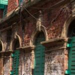 तस्वीर में सिविल लाइंस क्षेत्र का दृश्य दिखाया गया है, जहां पुराने ब्रिटिश दौर के ढांचे और आधुनिक इमारतों का मिश्रण नजर आता है।