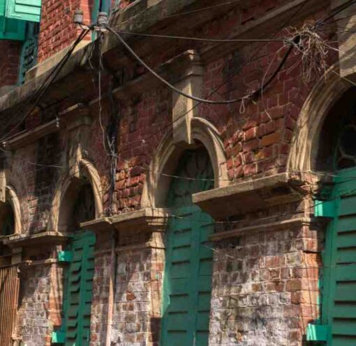 तस्वीर में सिविल लाइंस क्षेत्र का दृश्य दिखाया गया है, जहां पुराने ब्रिटिश दौर के ढांचे और आधुनिक इमारतों का मिश्रण नजर आता है।