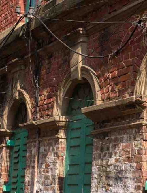 तस्वीर में सिविल लाइंस क्षेत्र का दृश्य दिखाया गया है, जहां पुराने ब्रिटिश दौर के ढांचे और आधुनिक इमारतों का मिश्रण नजर आता है।